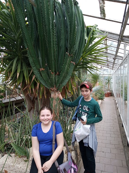 Bibiana Vaňová a Gregor Kuzmiak pri exotickom kaktuse