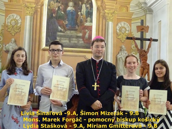 ocenení žiaci CSŠ - CZŠ sv. Egídia s pánom biskupom Mons. Marekom Forgáčom