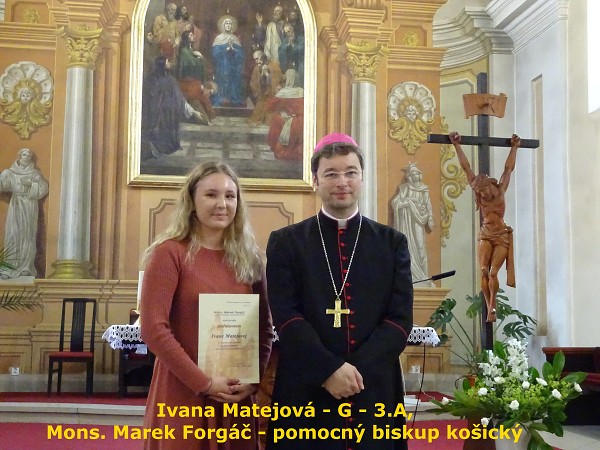 ocenená študentka CSŠ - Gymnázium sv. Jána Bosca s pánom biskupom Mons. Marekom Forgáčom