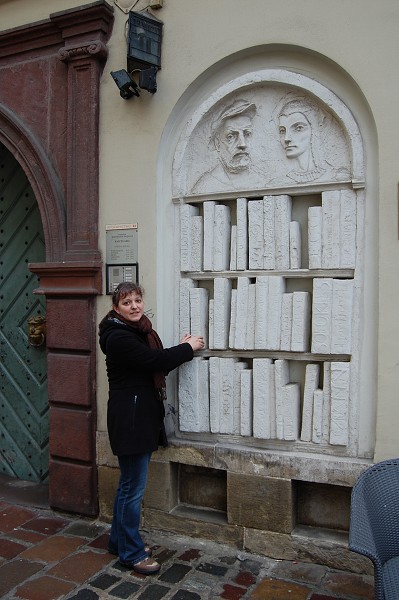 zaujímavý reliéf zvýrazňujúci význam Krakova ako kultúrneho centra