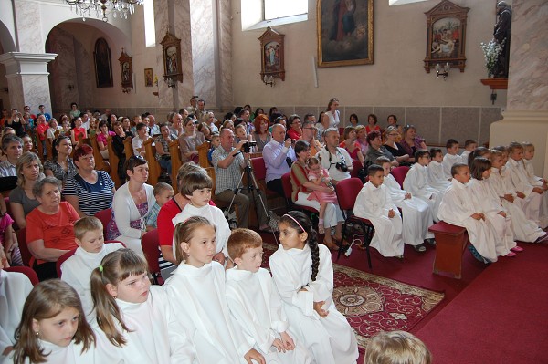 pozorní diváci v kláštornom kostole