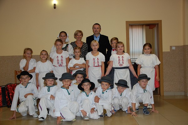 naši malí tanečníci a divadelníci pod vedením pani učiteľky Mgr. Jany Velgosovej